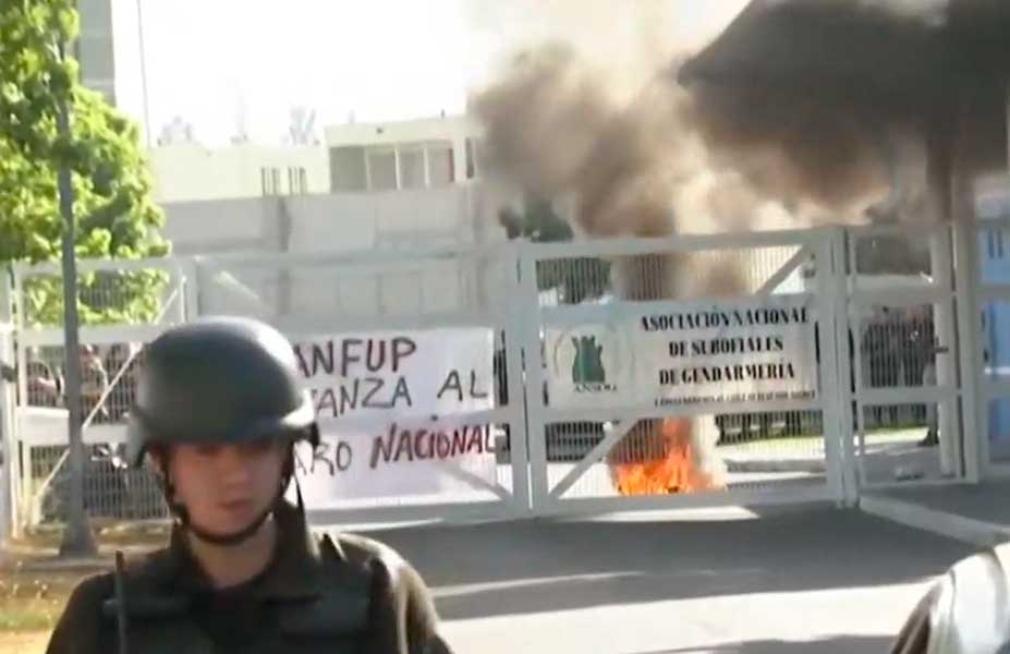 VIDEO| “Peligroso, puede aleonar a los reos”: Gendarmes prenden barricadas en Cárcel de Rancagua