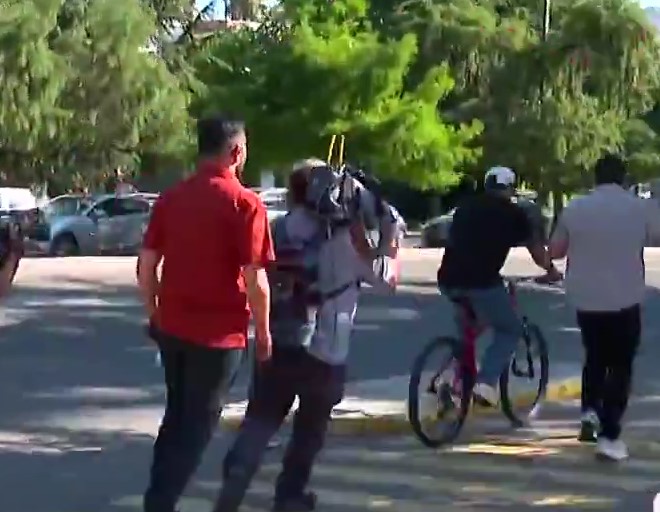 VIDEO| Los dejó a todos cansados: Jorge Valdivia acude a votar y esquiva a la prensa en su bicicleta