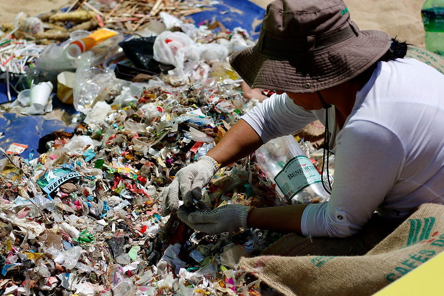 Impuesto al plástico: La propuesta científica para el tratado global de plásticos que Chile impulsa