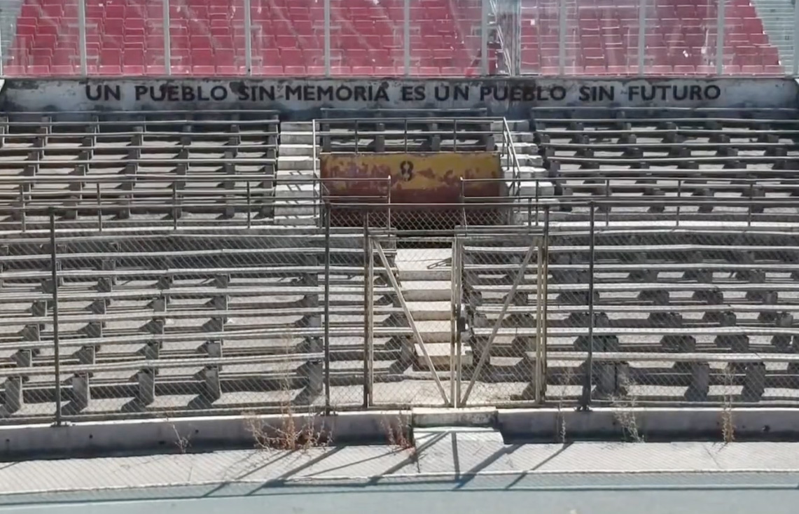 VIDEO| Indignación por fanáticos de Iron Maiden orinando memorial DD.DD del Estadio Nacional