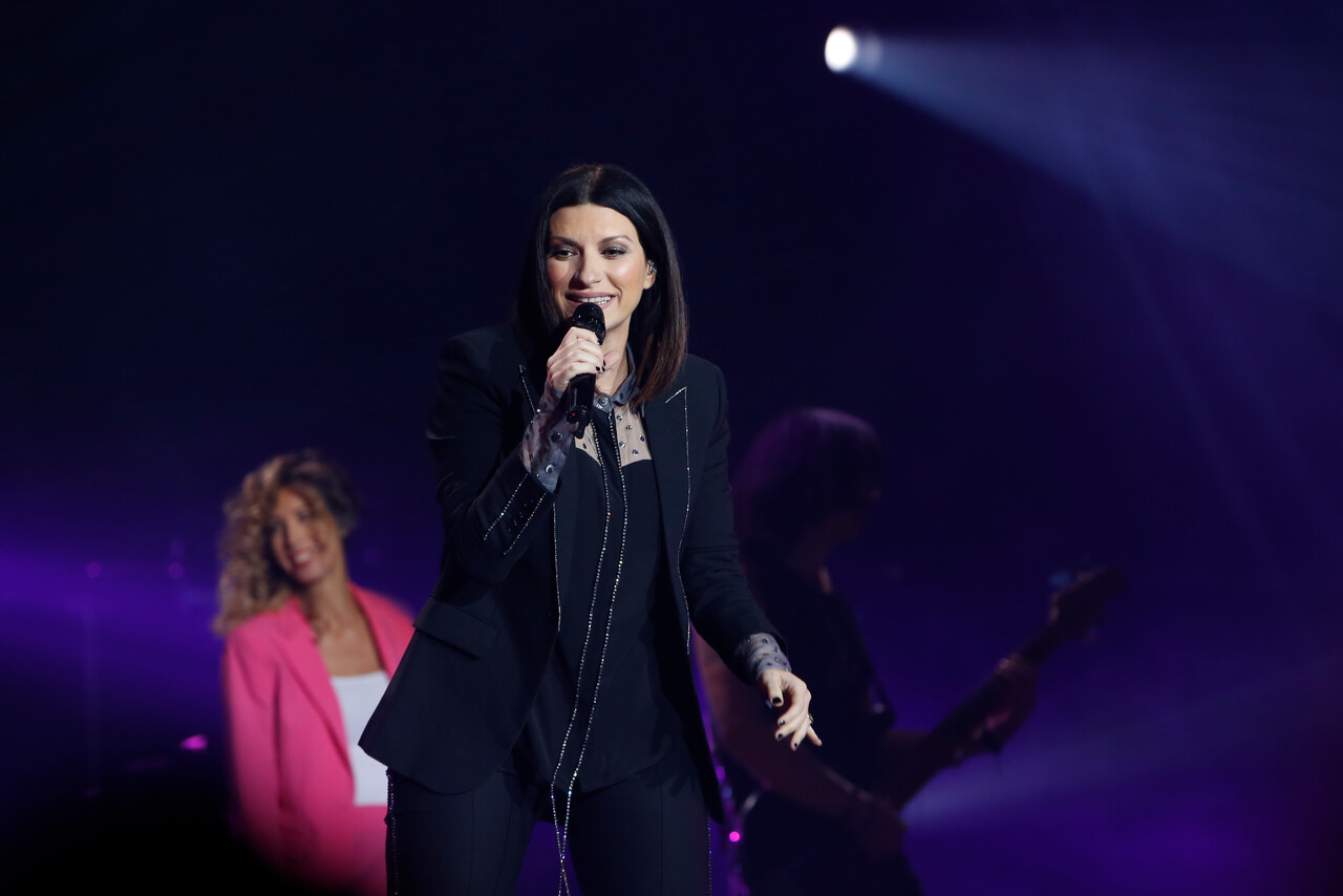 VIDEO| Laura Pausini sufre aparatosa caída, pero siguió cantando como una reina: “No me pasó nada”