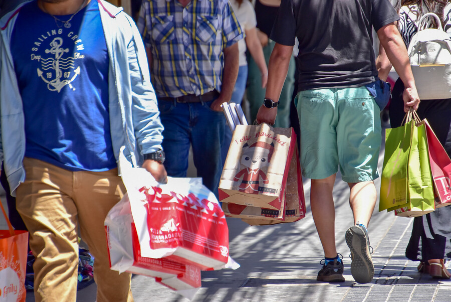 4 de 10 chilenos comprará menos regalos esta Navidad: Consejos para optimizar gastos