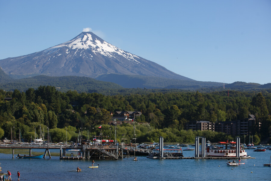 La novedosa boya ultrasonido que Pucón instalará en Lago Villarrica para combatir 