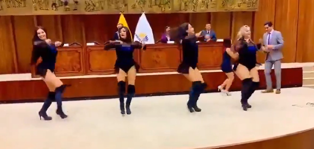 VIDEO| ¿Se imaginan pasara esto en el Congreso? Escándalo por coqueto baile en Parlamento de Ecuador