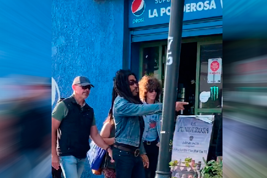 VIDEO| Como Pedro por su casa: Captan a Lenny Kravitz caminando por las calles de Santiago