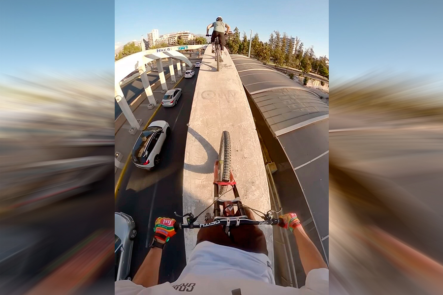 VIDEO| ¿Osadía o peligro para peatones? Ciclistas graban arriesgada acrobacia en Puente del Arzobispo