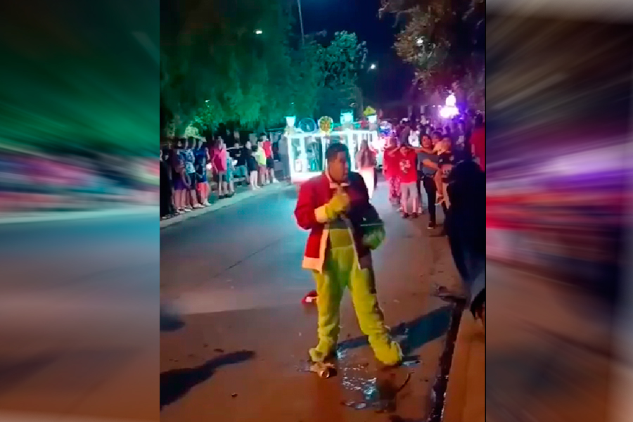 VIDEO| Carabinero disfrazado de Grinch se pone a pelear en pleno desfile de Navidad: Defendió a compañera