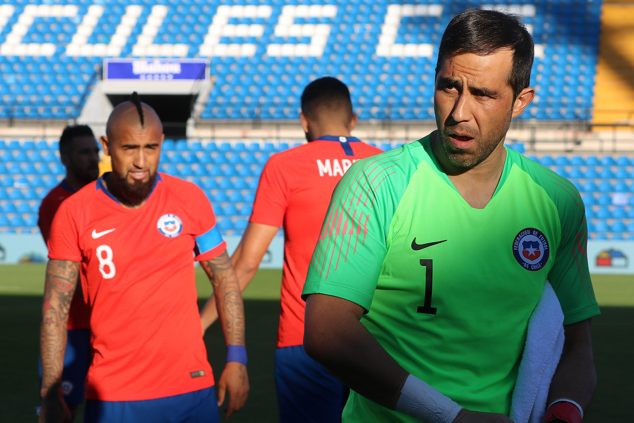 Director de Blanco y Negro le cierra la puerta a Claudio Bravo en Colo Colo: “No vería feliz a Vidal”