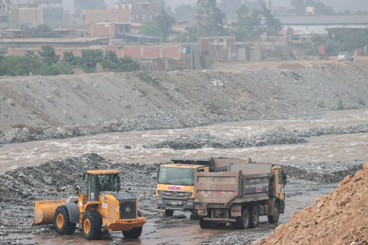 Peruanos limpian 600 km de ríos y quebradas de piedras y maleza para enfrentar temporada de lluvias