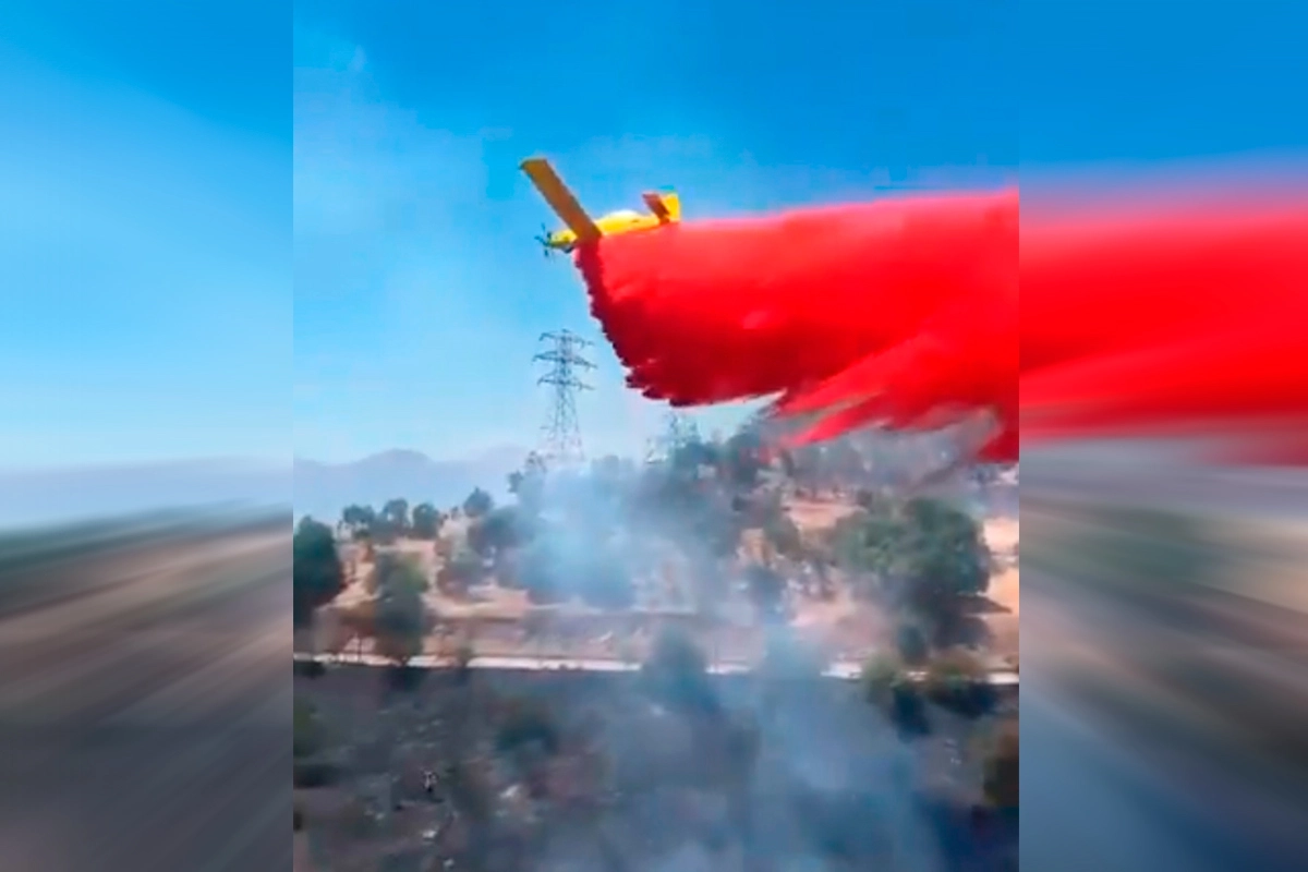 Incendio en Cerro San Cristóbal amenaza viviendas en Avenida Perú: Se combate con aviones