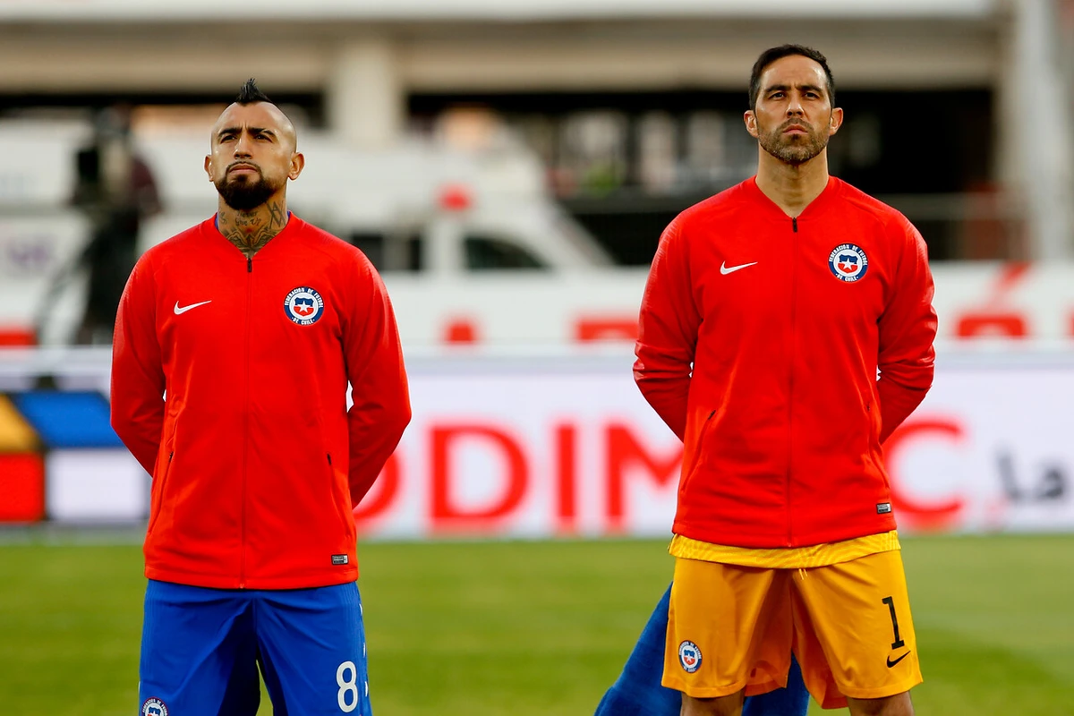 Arturo Vidal desmiente otro humo futbolero: “Le dije a Claudio Bravo que viniera a Colo Colo”