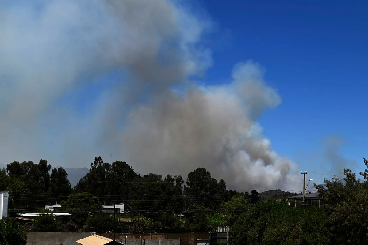 Ruta 68 es cortada a la altura de Cuesta Zapata por incendio forestal: También hay Alerta Roja en Lampa