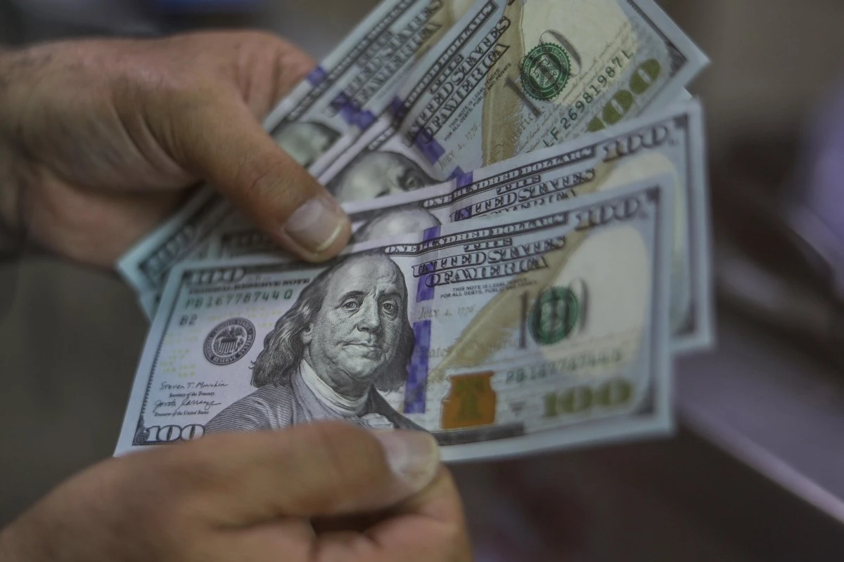 Proyección económica 2025: Dólar podría llegar a $1.200 e inflación 