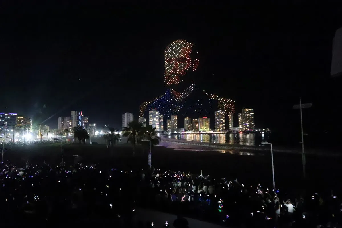 VIDEO| El especular show de drones en Iquique para recibir el 2025 que incluyó recreación de Arturo Prat