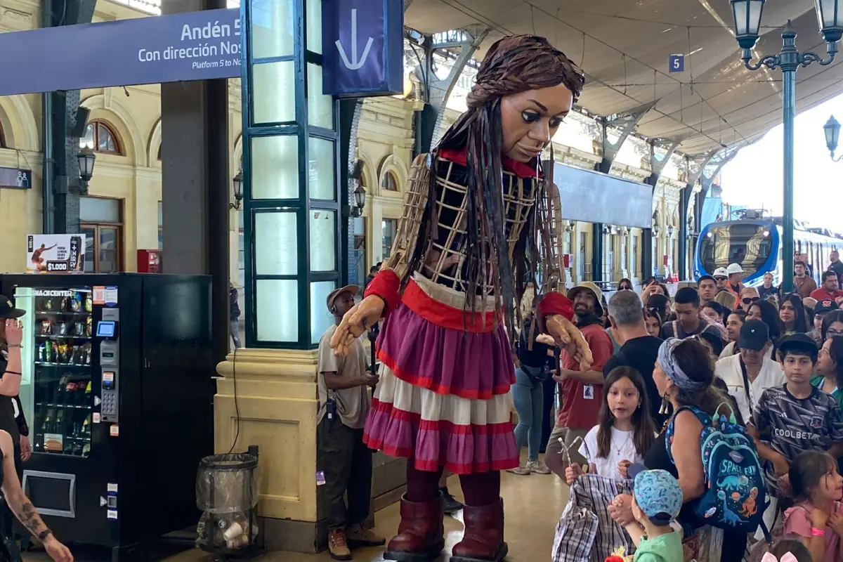 VIDEO| Muñeca gigante de 3 metros 