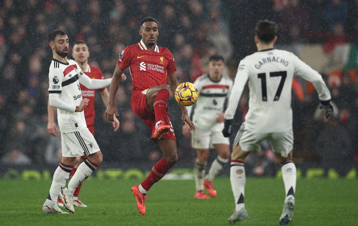 Liverpool y Manchester United adornan la Premier League con emocionante empate en medio de temporal