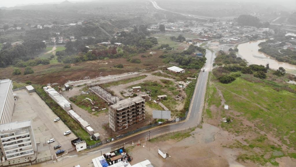 Impiden terminar edificio de 195 departamentos a medio construir en humedal de Los Molles