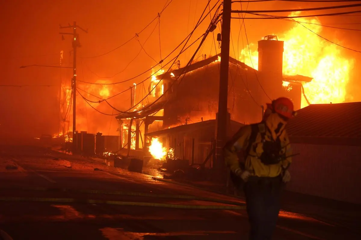 VIDEO| Dantesco incendio en California: Más de 40 mil personas evacuadas por siniestro en pleno invierno