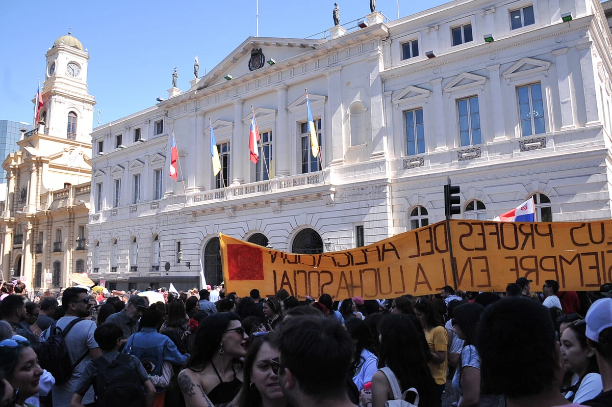 Profesores de Santiago protestan contra Mario Desbordes: Docentes acusan bajas de sueldos