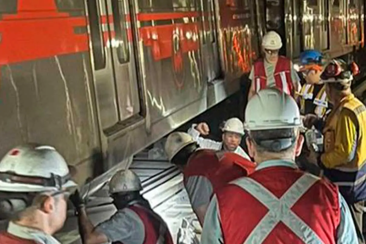 Metro informa que descarrilamiento de tren provocó caos en Santiago: Emergencia durará varias horas