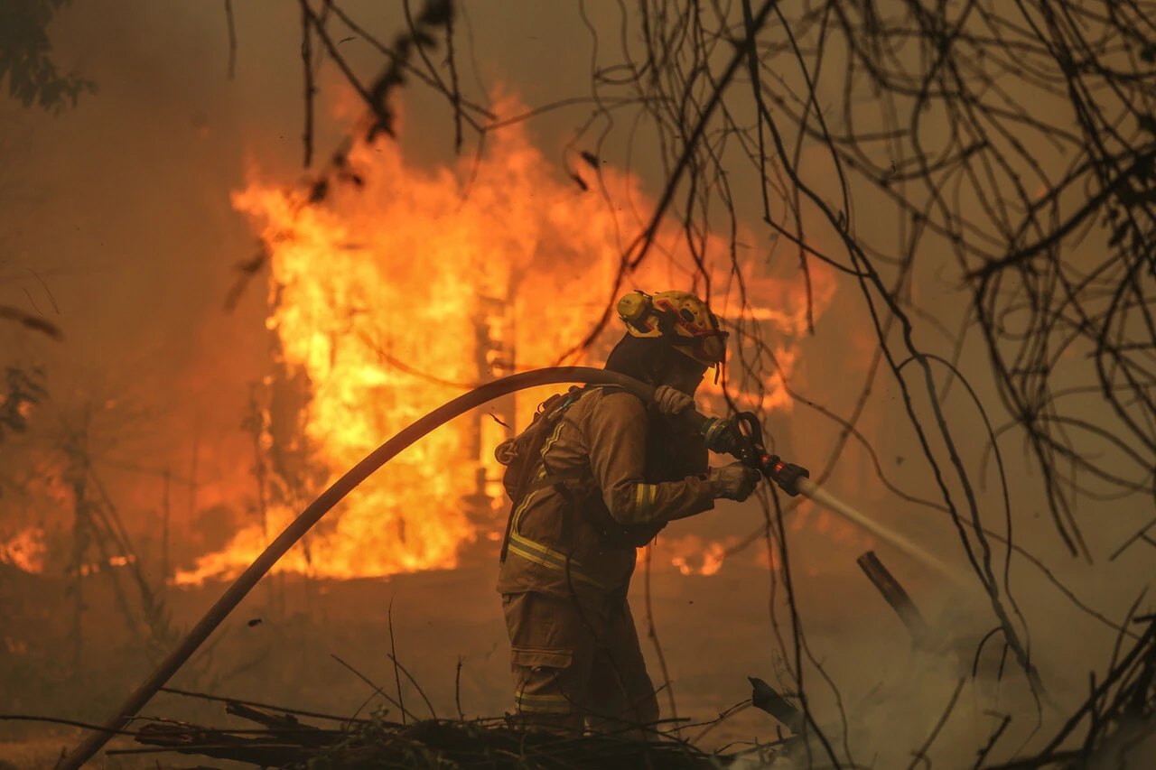 Tormenta perfecta similar a la que arrasó Viña y Quilpué, aviva los incendios en California