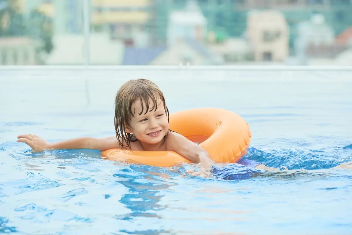 Ante alza de paseos en piscinas: Sepa cómo operar frente a caídas y lesiones de menores