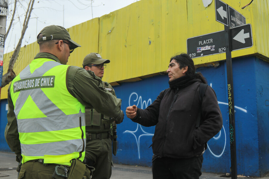 Carabineros puede realizar control de identidad por pasar rápido mochila a otra persona