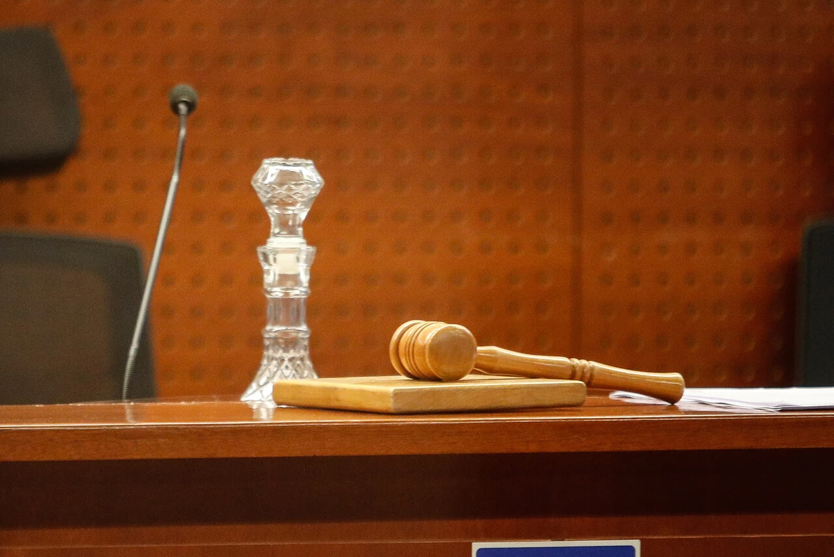 Abogado se apropió de $59 millones de sus clientes y les mintió diciendo que juicios no habían terminado: Condenado a 3 años de cárcel