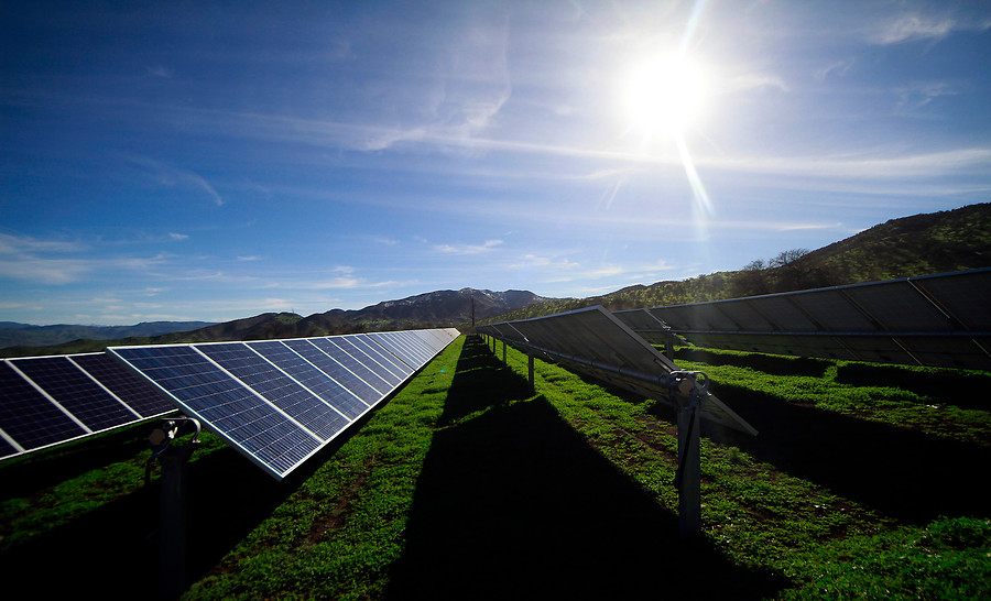 Académicos apuestan a que energías solar y eólica obligarán a bajar tarifas eléctricas