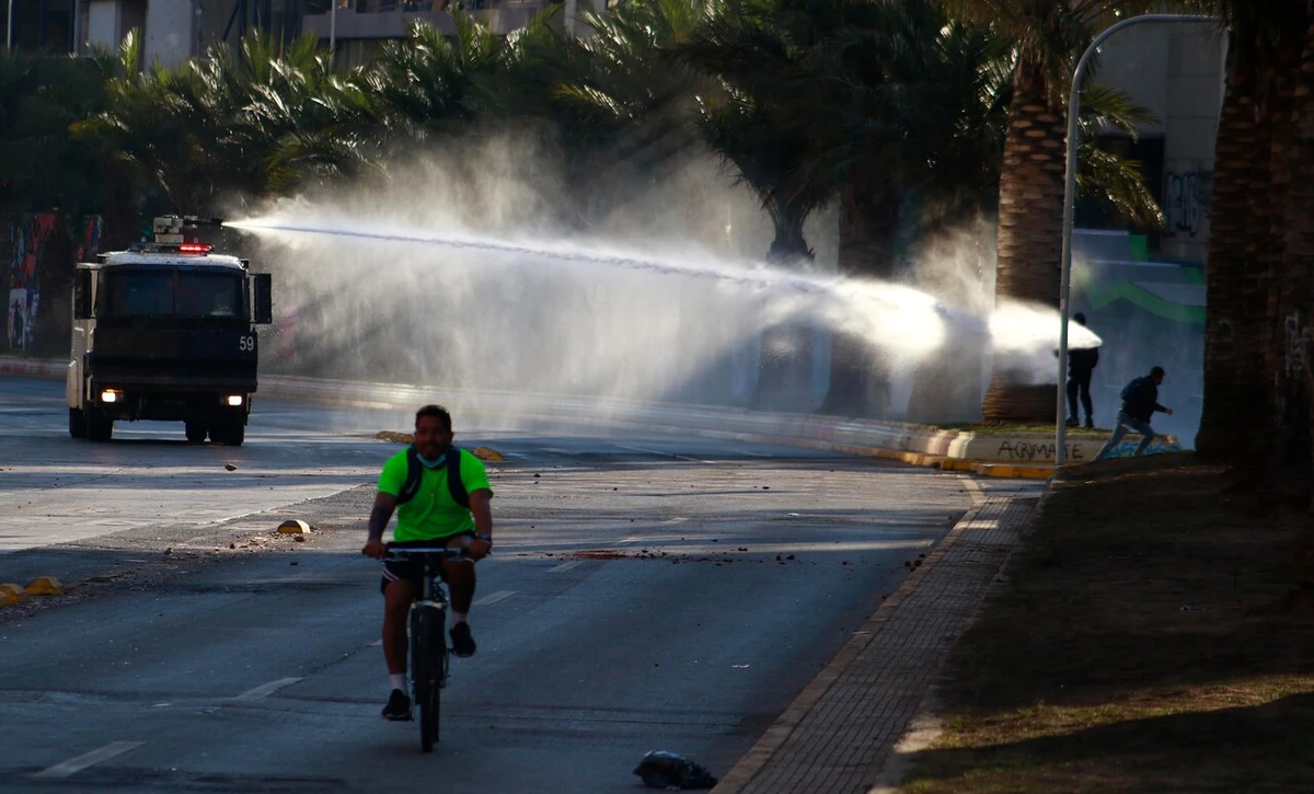 Acusaron a carabinero de dirigir chorro del guanaco a manifestante durante Estallido Social: Lo absolvieron por falta de pruebas
