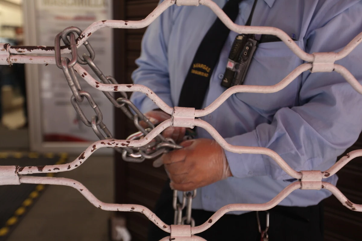 Acusaron a guardia de permitir robo por $5,5 millones y la despidieron sin pruebas: Ahora deberán pagarle $12 millones