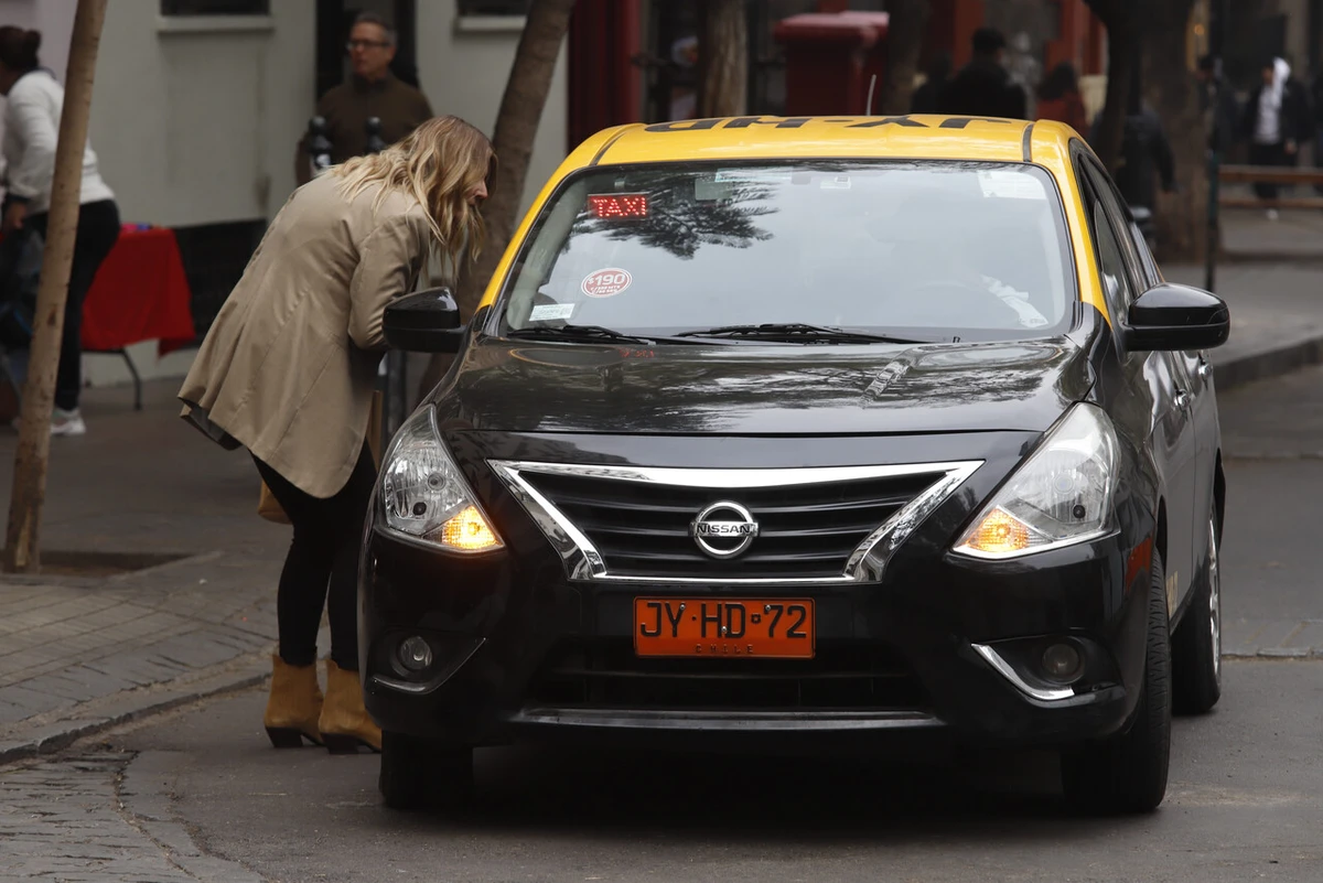 Acusaron a taxista de dejar “botado” a pasajero y le bloquearon el ingreso al aeropuerto por 5 días: Corte anuló sanción