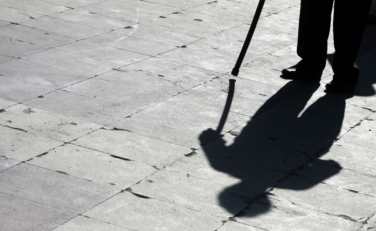 Adulta mayor de 76 años cayó en hoyo de un pasaje y terminó con prótesis en un brazo: Municipio deberá pagarle $10 millones