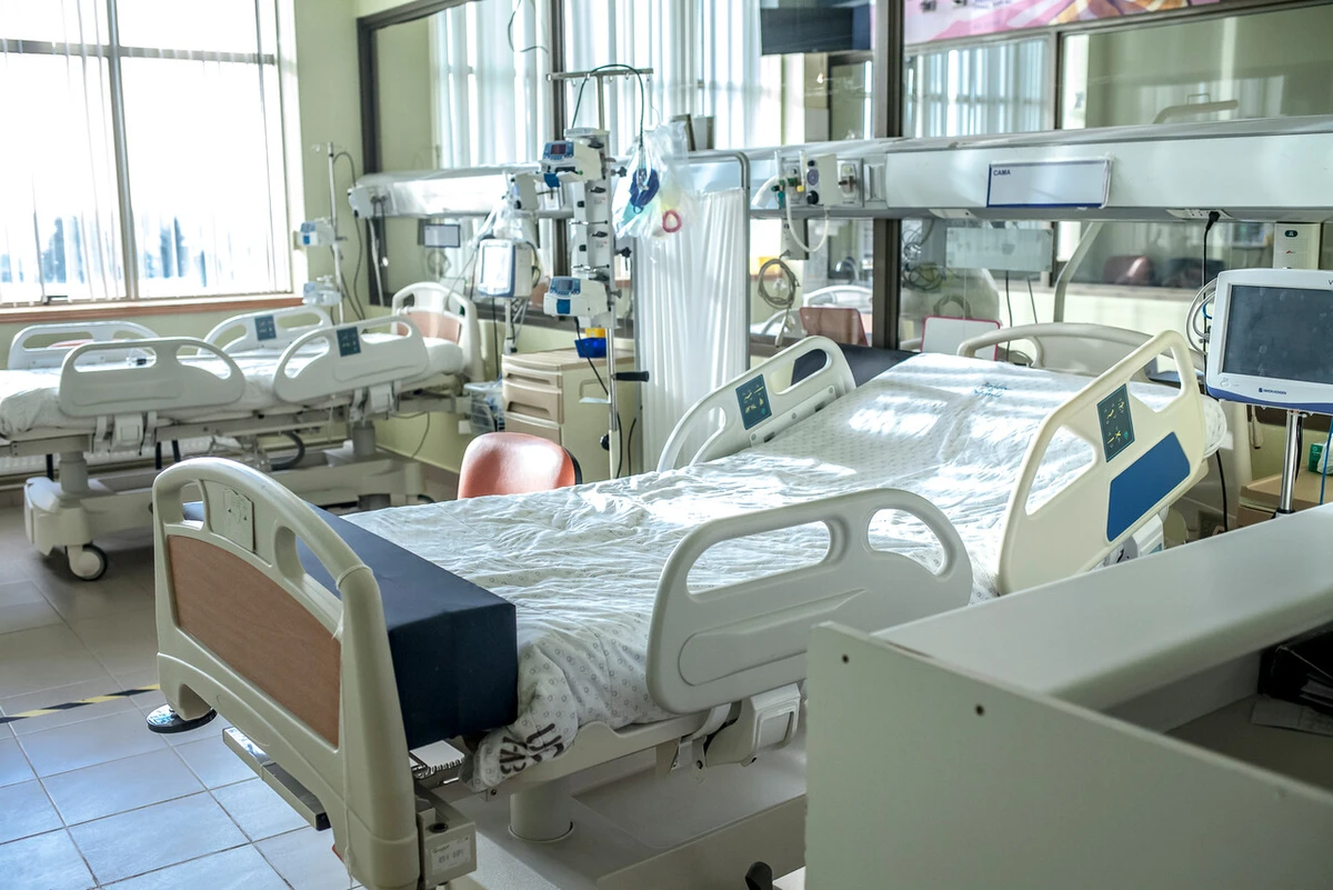 Adulto mayor de 74 años falleció tras caer de cama en hospital público: Familia será indemnizada con $150 millones tras 7 años