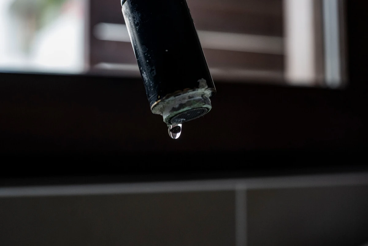 Adulto mayor vivía sin contrato y le cortaron la luz y el agua para forzar su salida: Corte ordenó restituir servicios