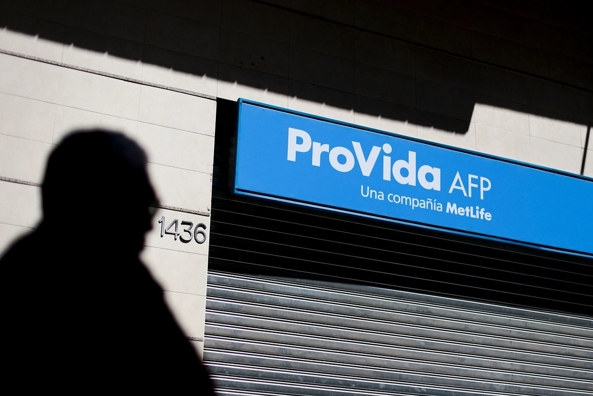 AFP bloqueó retiro de fondos previsionales a extranjero invocando formalidades no previstas en la ley: Corte ordenó darle curso