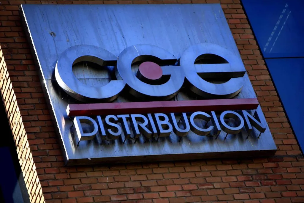 Alza de voltaje quemó su notebook con archivos personales de su vida: Corte ordena a CGE pagarle $1 millón por daño moral