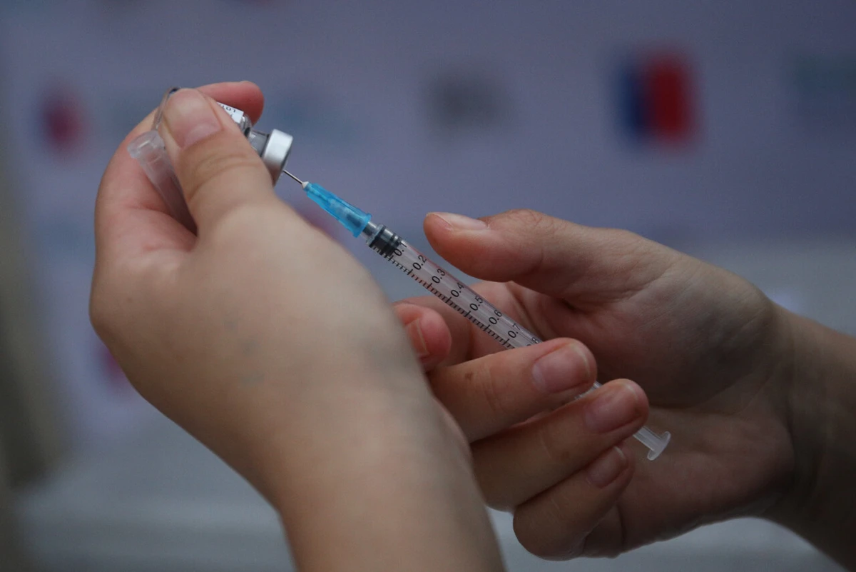 Apeló a la “libertad de criar” y rechazó vacuna contra hepatitis B para su hijo: Corte ordena inmunizar al lactante