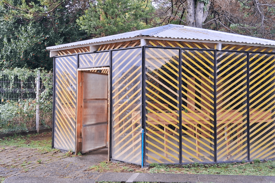 Con huerto y paneles solares, colegio en Puerto Varas estrena “aula viva” al aire libre