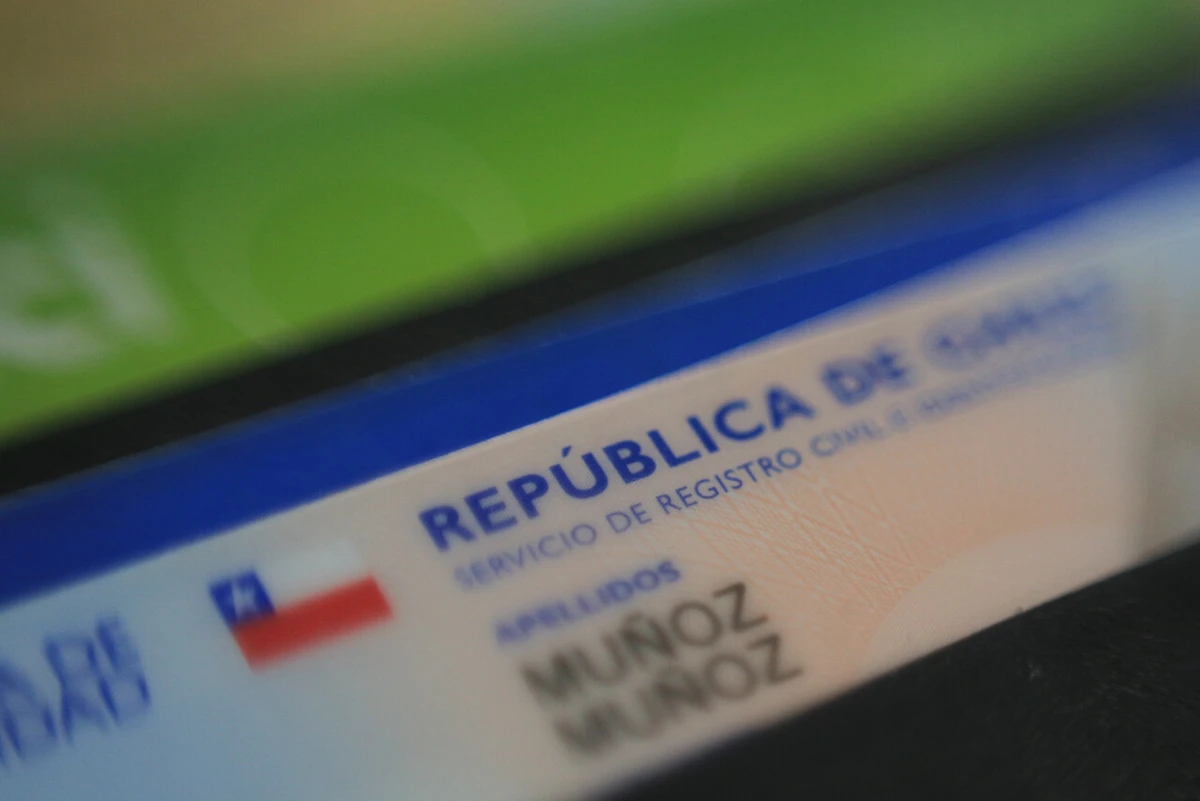 Banco negó y retuvo pago de licencias pre y postnatal a extranjera por no tener cédula chilena: Corte ordena pago íntegro