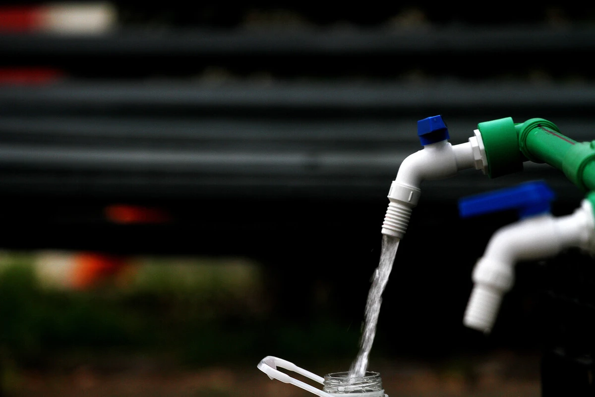 Campamento quedó sin agua tras suspensión de camiones por “error administrativo”: Corte ordenó restablecer suministro