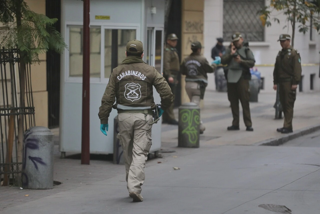 Carabinero golpeó y detuvo a camarógrafo que grababa procedimiento policial: Condenado por obstaculizar la labor periodística