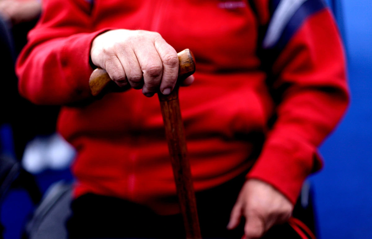 Cerraron puerta que usaban vecinas en silla de ruedas y con bastón en edificio: Justicia ordena reabrir por discriminatorio