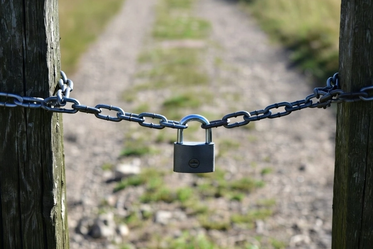 Cerró camino con cadenas, candados y cercos alegando que era privado y dejó sin acceso a mujer de 68 años: Suprema ordenó reabrir