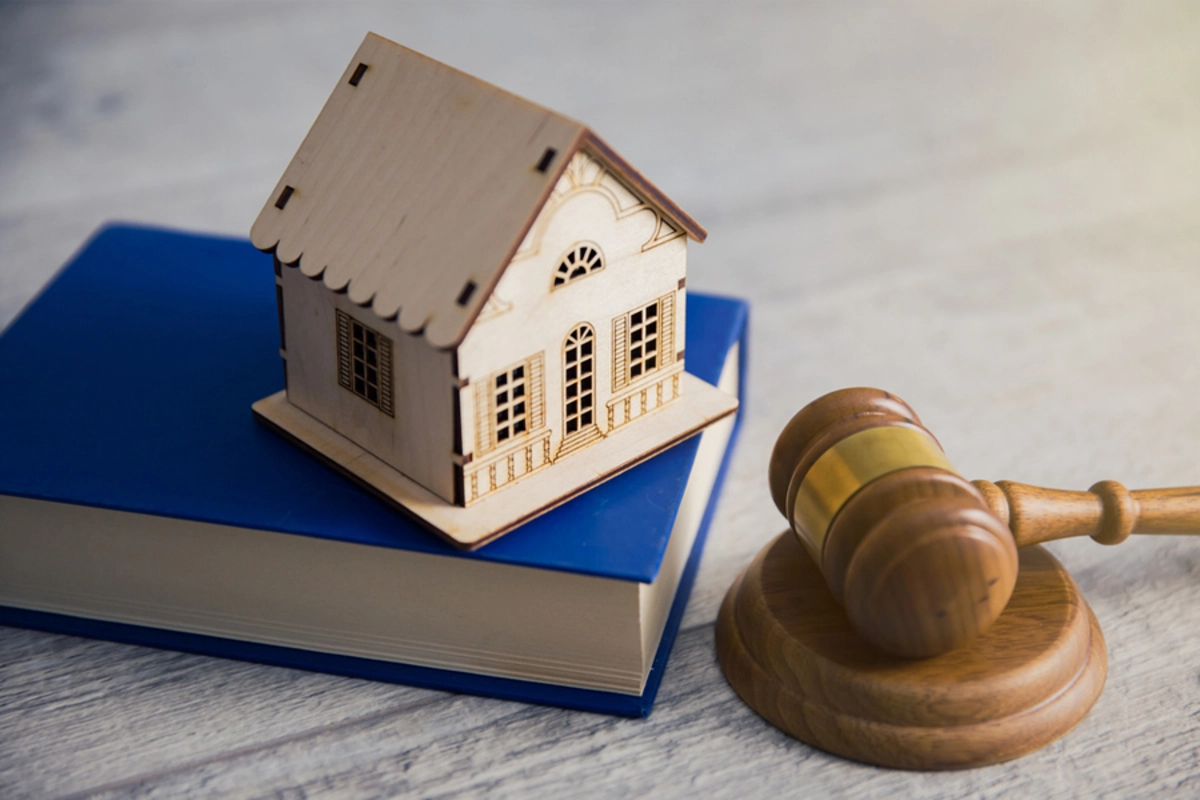 Cerró camino con una bodega y puerta metálica dejando encerrada a adulta mayor: Corte ordena desmontar todo en 60 días