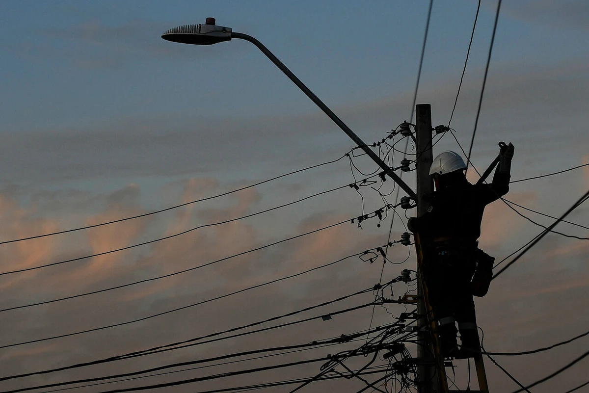 Chile a oscuras: 2025 entre cortes masivos y apagones, cobros indebidos por US$200 millones y una crisis de confianza eléctrica