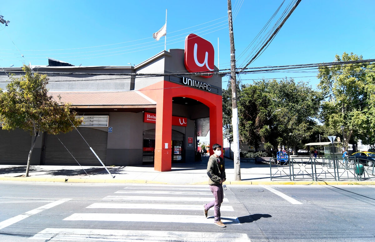 Clienta cayó con su carro por escalera mecánica de Unimarc y sufrió fractura: Supermercado deberá pagarle $10 millones