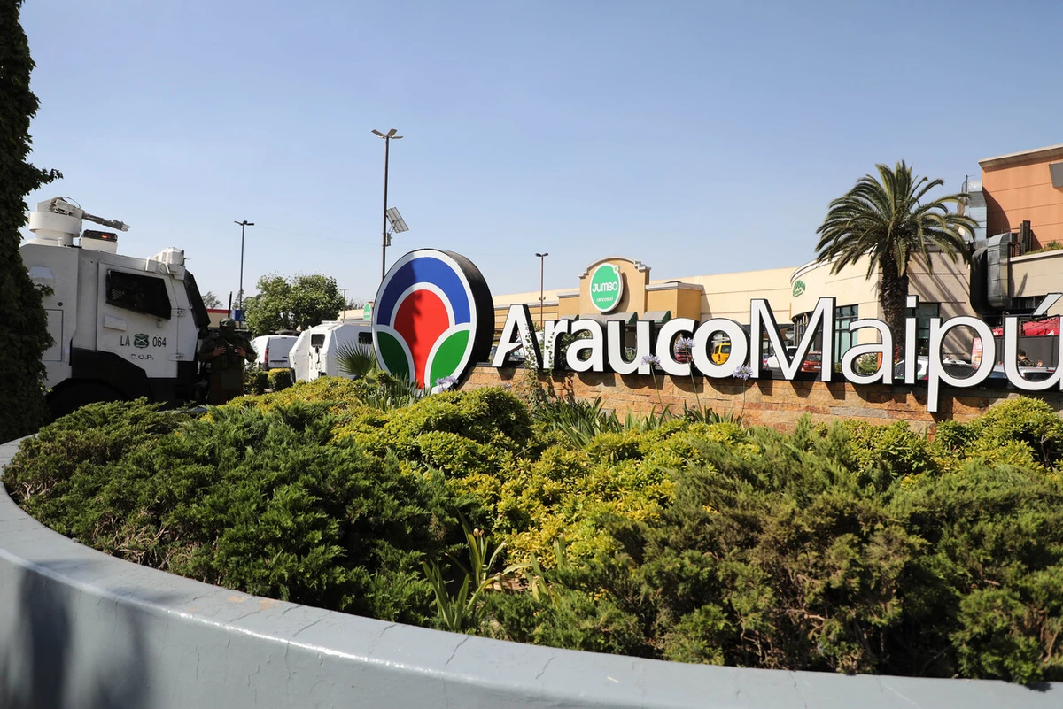Cliente logra en tribunales que Mall Arauco Maipú le pague millonario monto por robo y daño de su vehículo estacionado