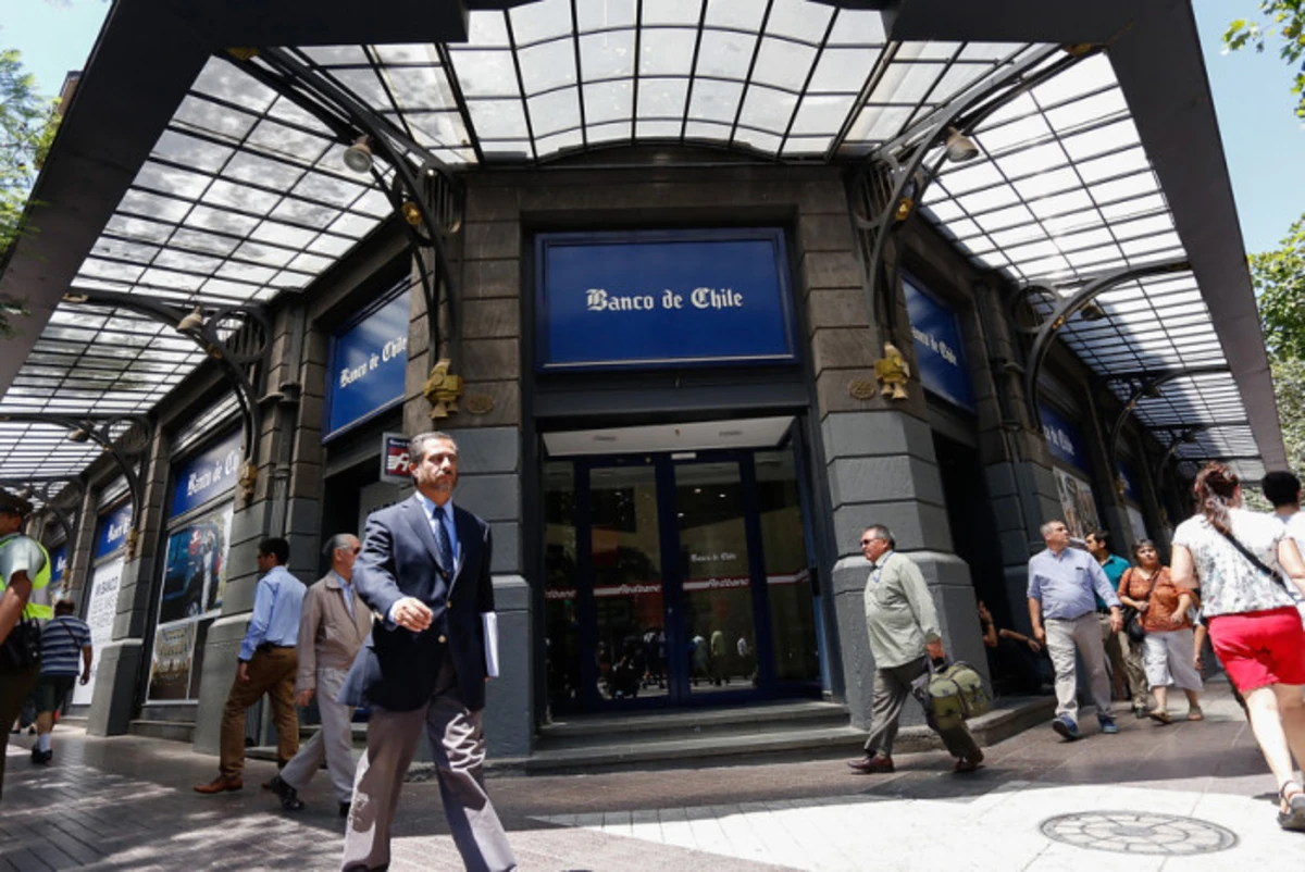Cliente va a tribunales luego que su banco le cerrara la cuenta corriente sin explicación: Ordenan reapertura en 10 días