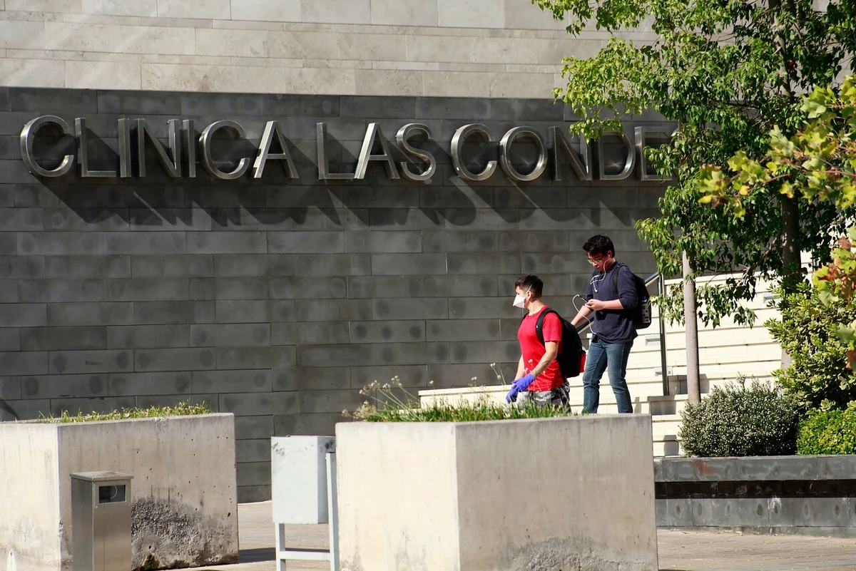 Clínica Las Condes, médico cirujano y anestesista deberán pagar $573 millones a paciente por daño neurológico permanente